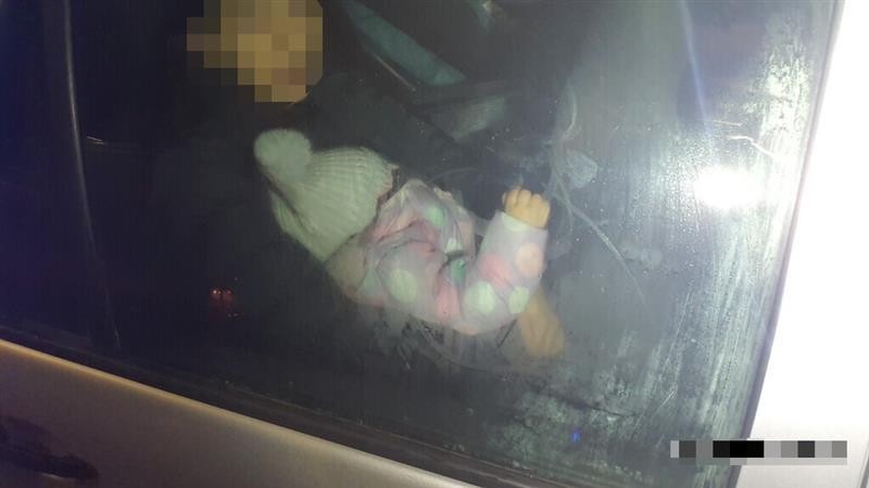 Kladen&scaron;t&iacute; str&aacute;žn&iacute;ci odhalili několik dět&iacute; v autech bez sedaček