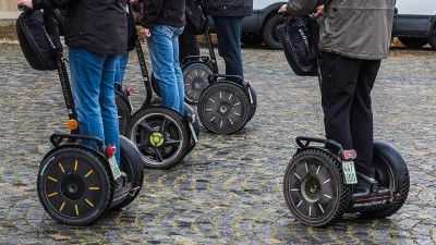 Vláda schválila návrh zákona o pojištění odpovědnosti z provozu vozidla. Bude platit třeba i pro Segwaye