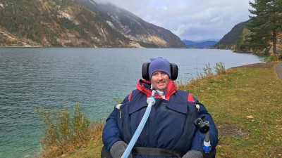 Honza ze Slan&eacute;ho m&aacute; ALS a nemůže se h&yacute;bat. Pomůžeme mu k nov&eacute;mu voz&iacute;ku?