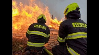 Sedm lidí mohlo skončit v plamenech, zachránil je všímavý výpravčí, strážníci a hasiči