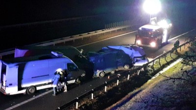 U Slaného havarovaly čtyři dodávky, zasahoval i vrtulník