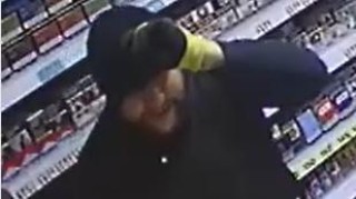 Neznáte ho? Šel vyloupit večerku v Nučicích a takto se odhalil