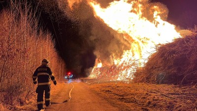 Vysoko šlehající plameny z požáru dřeva. Foto: HZS Středočeského kraje