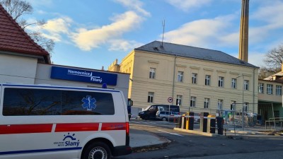 Pacientů s onemocněním covid-19 ve slánské nemocnici neubývá