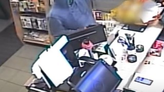 Se zbraní přepadá benzinky na Kladně. Neznáte ho?