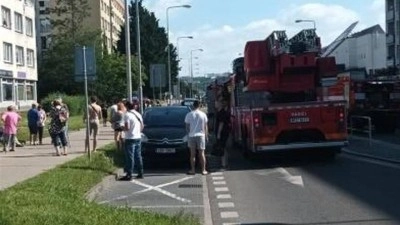 Požár střechy panelového domu způsobila kabeláž od fotovoltaiky. Evakuováno muselo být šest desítek lidí