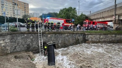 V Zákolanském potoku se vzpříčily tři roury a bránily odtoku vody
