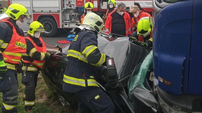 PRÁVĚ TEĎ: Těžká nehoda u Trianglu! U srážky osobního auta s náklaďákem přistává vtulník