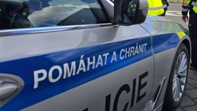 Nehoda osobního auta s kamionem uzavřela u obce Knovíz jeden jízdní pruh