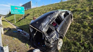 Auto letělo na D6 přes střechu. Na dálnici zasahoval vrtulník