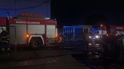 Ve Slaném hořely autovraky. Hasiči zachraňovali osobu po pádu z výšky