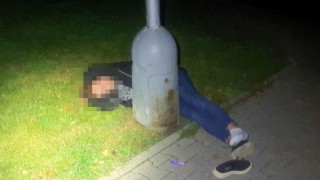 Takto dopadla žena po marihuaně z večerky, ležela na trávě v Moskevské