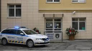 Kladenští strážníci pomohli polonahé a bosé ženě