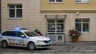 Kladenští strážníci pomohli polonahé a bosé ženě