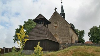 bělečský kostel s dřevěnou zvonicí zdroj turistika.cz