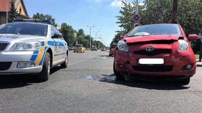 Opilé ženě se nepodařilo zaparkovat auto a narazila do jiného