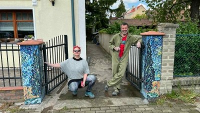 Nov&aacute; mozaika v Bu&scaron;těhradě. Sloupky zdob&iacute; cypři&scaron;e jako od Van Gogha