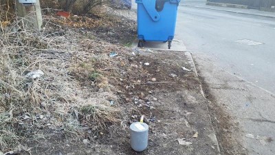 Urna s ostatky skončila u popelnic