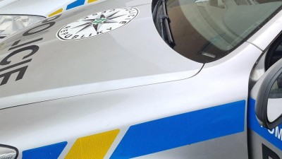 V Makotřasech na Kladensku se vandal vyřádil na dvou vozech, policie hledá svědky