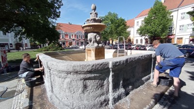 Do kopie renesanční kašny ve Slaném se pustili restaurátoři