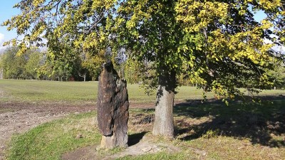 Poznejte nedaleké místo v sousedním kraji: Víte, kde stojí tajemný menhir připomínající shrbenou stařenu?