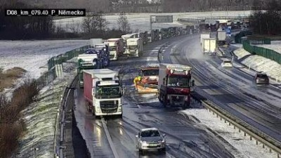 Sněhové přeháňky potrápily i střed Čech. Kde jsou nesjízdné silnice?