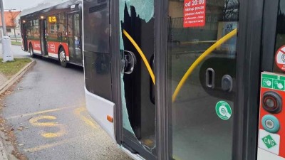 Ve Velvarsk&eacute; rozbil dveře autobusu, &scaron;ňupal a neměl l&iacute;stek. Řidič na něj přivolal str&aacute;žn&iacute;ky tlač&iacute;tkem