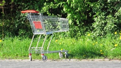 Skvělý čin: Mladíci vrátili volné nákupní vozíky na kladenském sídlišti do obchodu