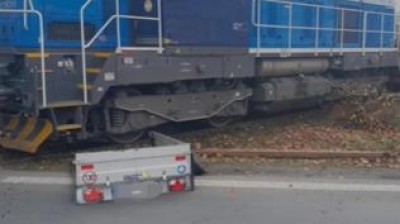Ve Slaném se srazil vlak s vozíkem auta