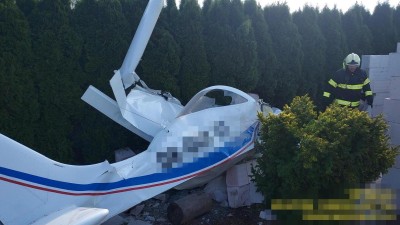 V Tlusticích na Berounsku spadlo letadlo na zahradu