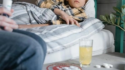 Vysoký nárůst pozitivně testovaných dětí: O koho se mohou rodiče starat a jak vysoké ošetřovné dostanou?