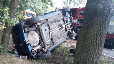 Auto u Mšeckých Žehrovic vyjelo ze silnice a narazilo do stromu, došlo ke zranění