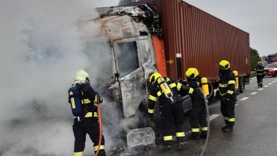 Obrazem: S ohněm kamionu s nábytkem bojovalo na dálnici šest jednotek středočeských hasičů, nejdříve se ale k požáru museli prodrat kolonami