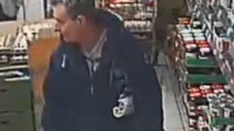 Ukradl seniorovi z košíku mobil a peněženku. Neznáte ho?