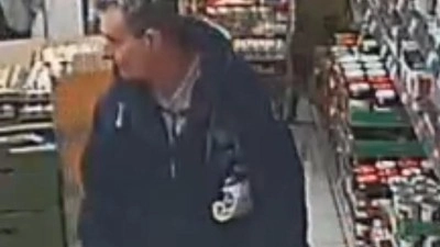 Ukradl seniorovi z košíku mobil a peněženku. Neznáte ho?