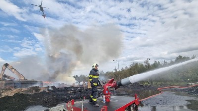 Obrazem: Velký požár u Sokolova pomáhali zdolávat také hasiči Středočeského kraje, s potřebnou technikou i vrtulníkem Black hawk