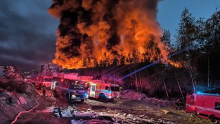 Zásah v Rynholci: Dobrovolní hasiči z Kralup přivezli speciální Scanii