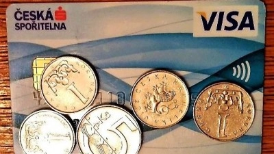 Žena z Kladna nadiktovala podvodníkovi údaje k platební kartě, přišla o několik tisíc