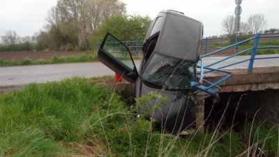 Obrazem: Zábradlí zachránilo auto před pádem z můstku do Koudelovského potoka. Řidič utrpěl zranění