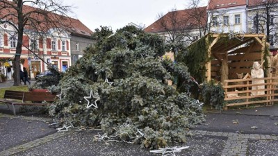 AKTUÁLNĚ: Ve Slaném vánoční strom nevydržel poryvy větru a šel k zemi