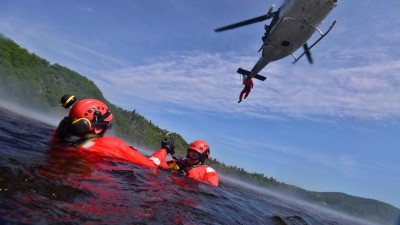 Obrazem: Vrtulníky létaly nad slapskou přehradou. Takto probíhá záchrana tonoucích osob