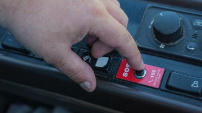 Muži nechtěli uhradit jízdné v autobusu, řidič proto aktivoval SOS tlačítko