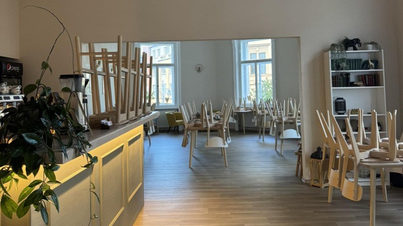 Kav&aacute;rna N&aacute;rožn&iacute; dům ve Slan&eacute;m hled&aacute; provozovatele