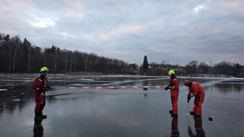 Do Turyňsk&eacute;ho rybn&iacute;ka se propadli lid&eacute;. Nebruslete zde