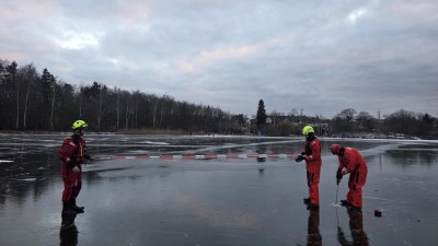 Do Turyňsk&eacute;ho rybn&iacute;ka se propadli lid&eacute;. Nebruslete zde