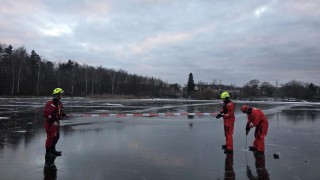 Do Turyňského rybníka se propadli lidé. Nebruslete zde