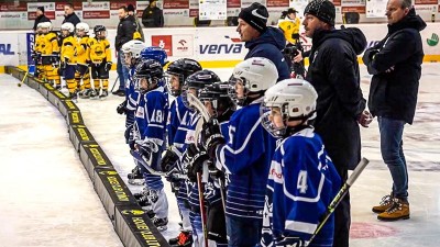 VIDEO: Malí hokejisté poznávají na Sev.en Hockey Cupu atmosféru opravdového turnaje