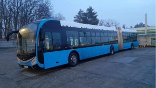 Do kladenských ulic vyjel první kloubový elektrobus