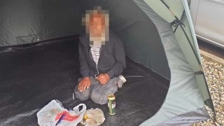 Stany před Decathlonem lákají. Strážníci zde načapali milence