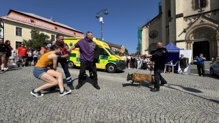 Strážníci při ukázce zneškodnili pachatele, který ohrožoval pacientku i záchranáře